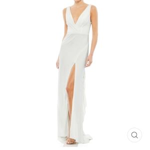 Mac Duggal Sleeveless V neck Jersey Gown white size 4
